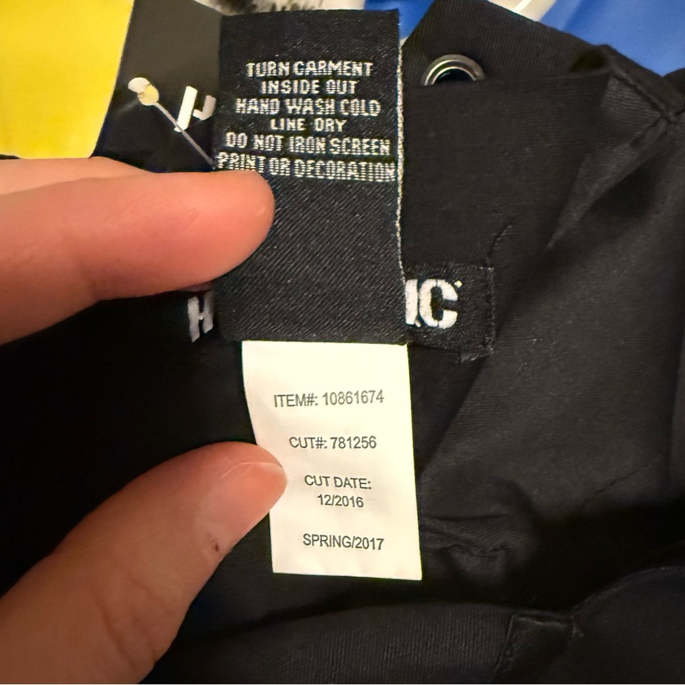 Hot Topic Black Lace Long-Sleeve
Velvet Hi-Low Gown (Prom Collection 2017) - Picture 10 of 10